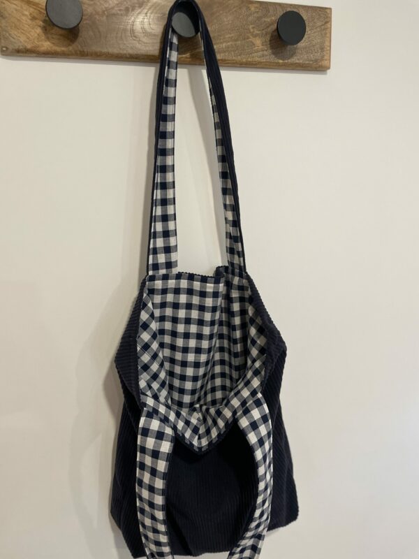 sac totebag en velours côtelé bleu marine avec intérieur vichy