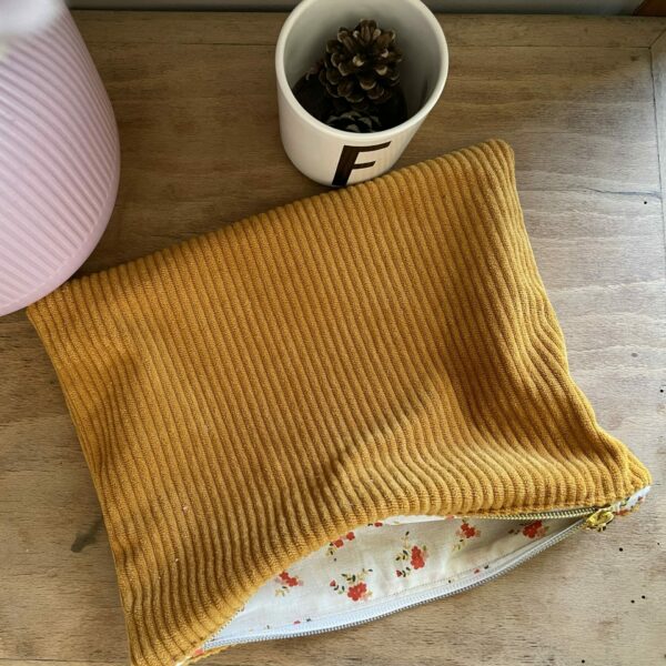 pochette plate en velours côtelé moutarde et motif intérieur de fleurs