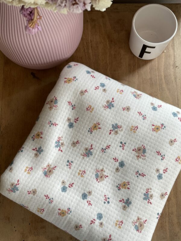 couverture pour bébé en jersey blanc avec motifs de fleurs