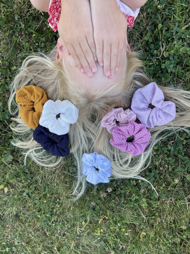 Visage caché d'une petite fille entourée de chouchous