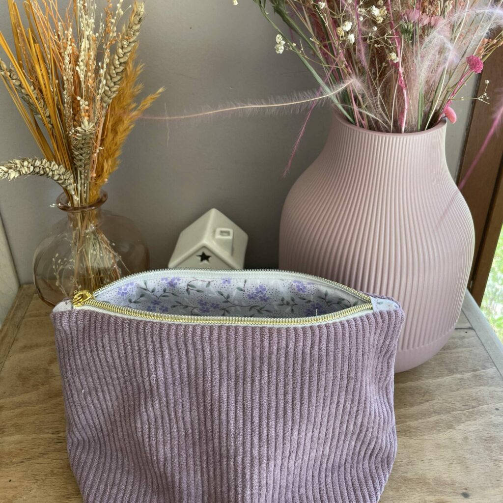 Pochette zippée en velours côtelé couleur Lila