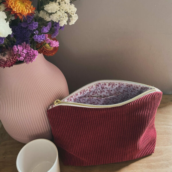 pochette zippée en velours côtelé bordeaux et intérieur fleurs