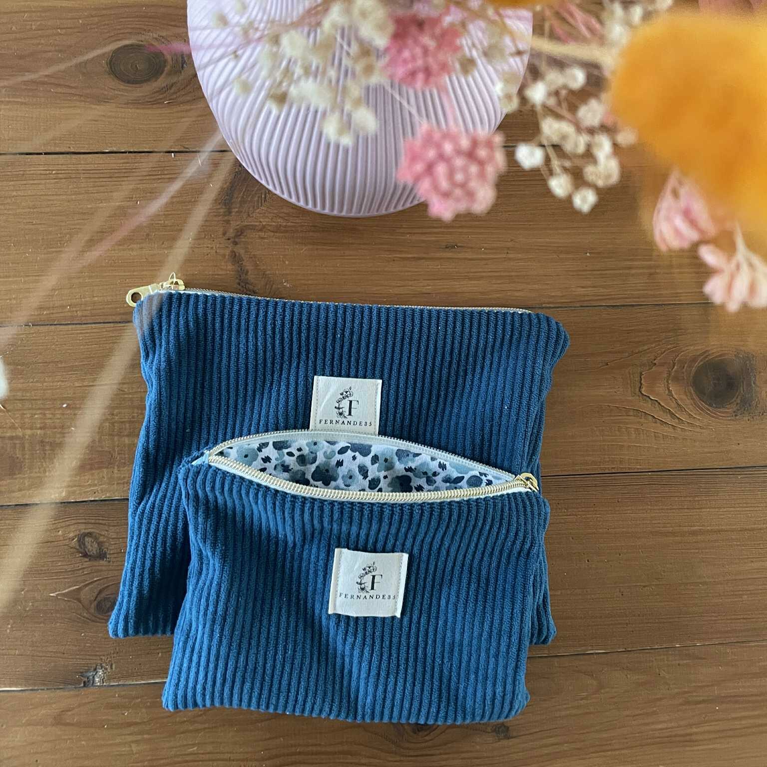 Pochette plate en velours côtelé bleue