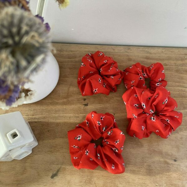 chouchous rouges pour adulte avec motifs de fleurs blanches