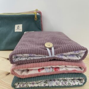 Trois pochettes à livre de poche