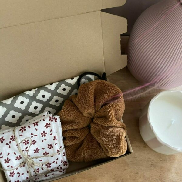 Coffret bien-être avec des lingettes, une fleur de douche et une serviette