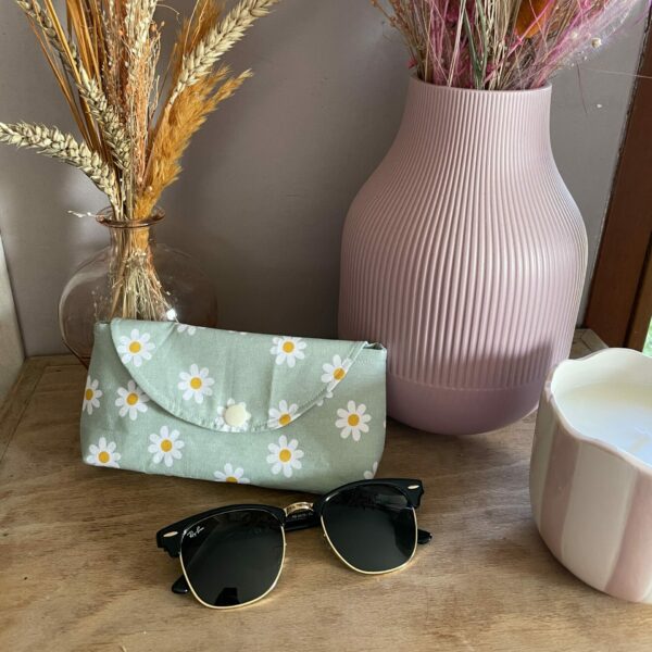 Etui à lunettes avec motifs de marguerites vertes