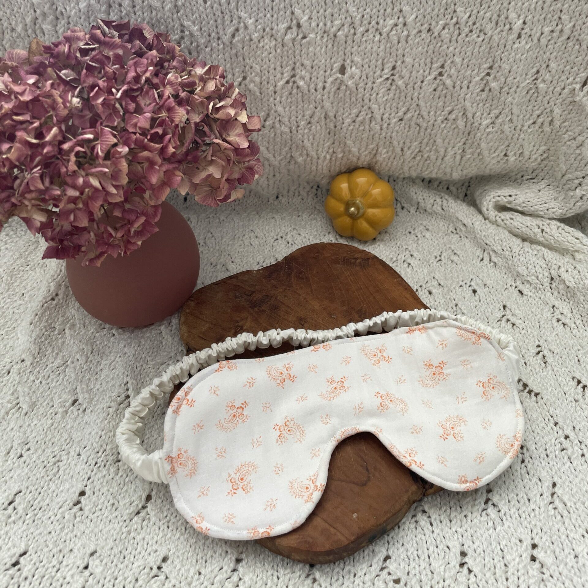 masque de sommeil avec motifs de fleurs orange