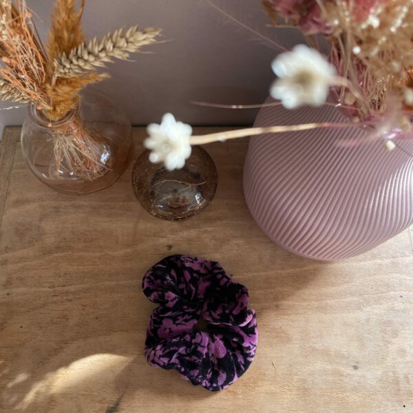 chouchou pour attacher les cheveux en upcycling tissu violet