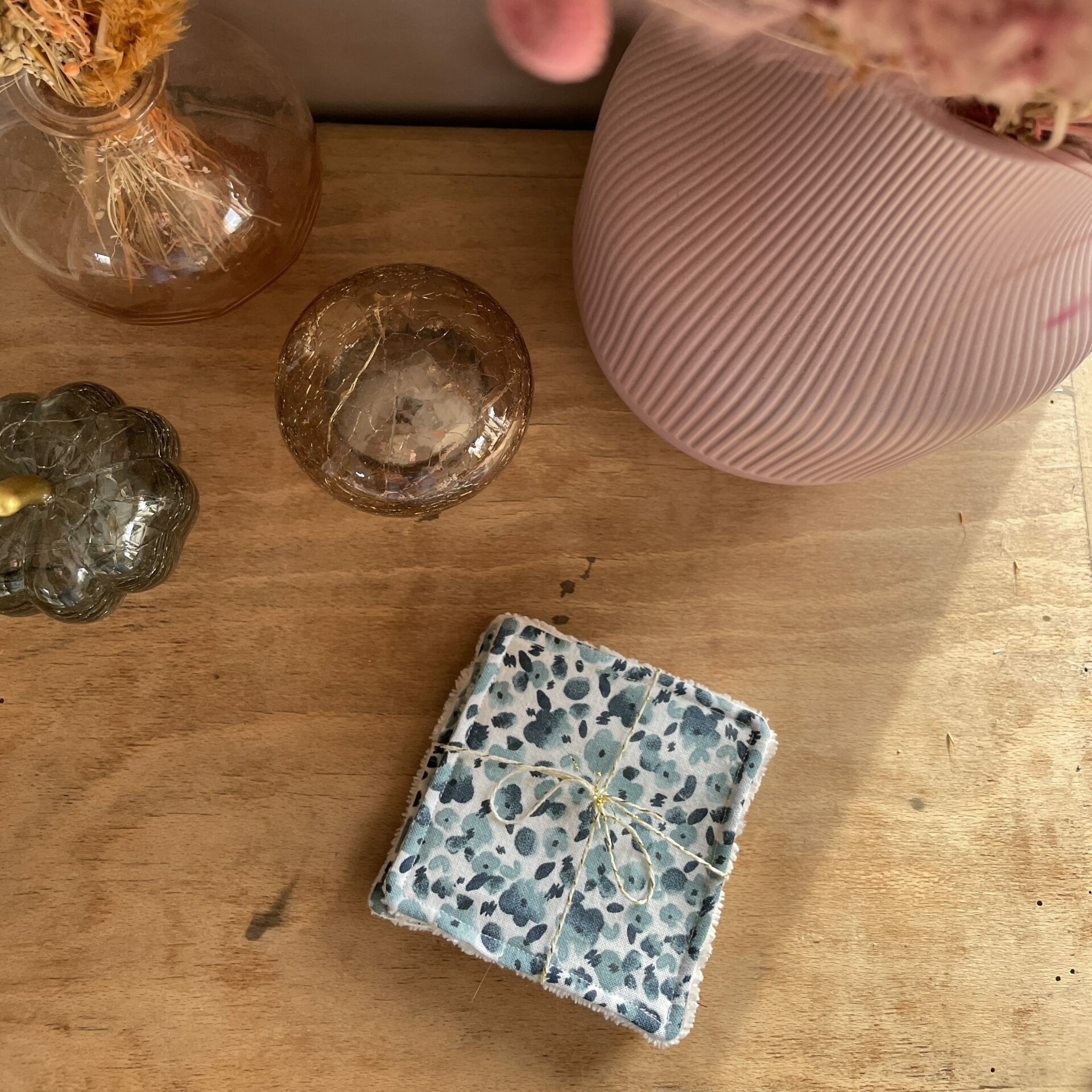 lingettes blanches pour nettoyer le visage avec motifs de fleurs bleues