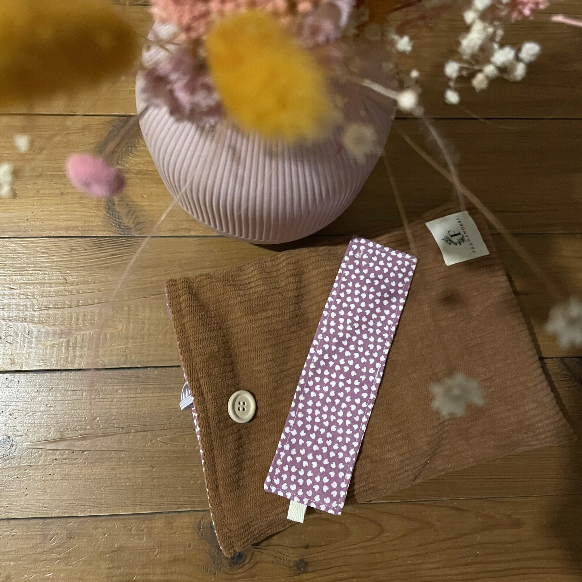 Marque-page violet avec motifs de coeurs