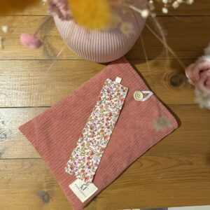 marque-page avec motifs de fleurs violettes