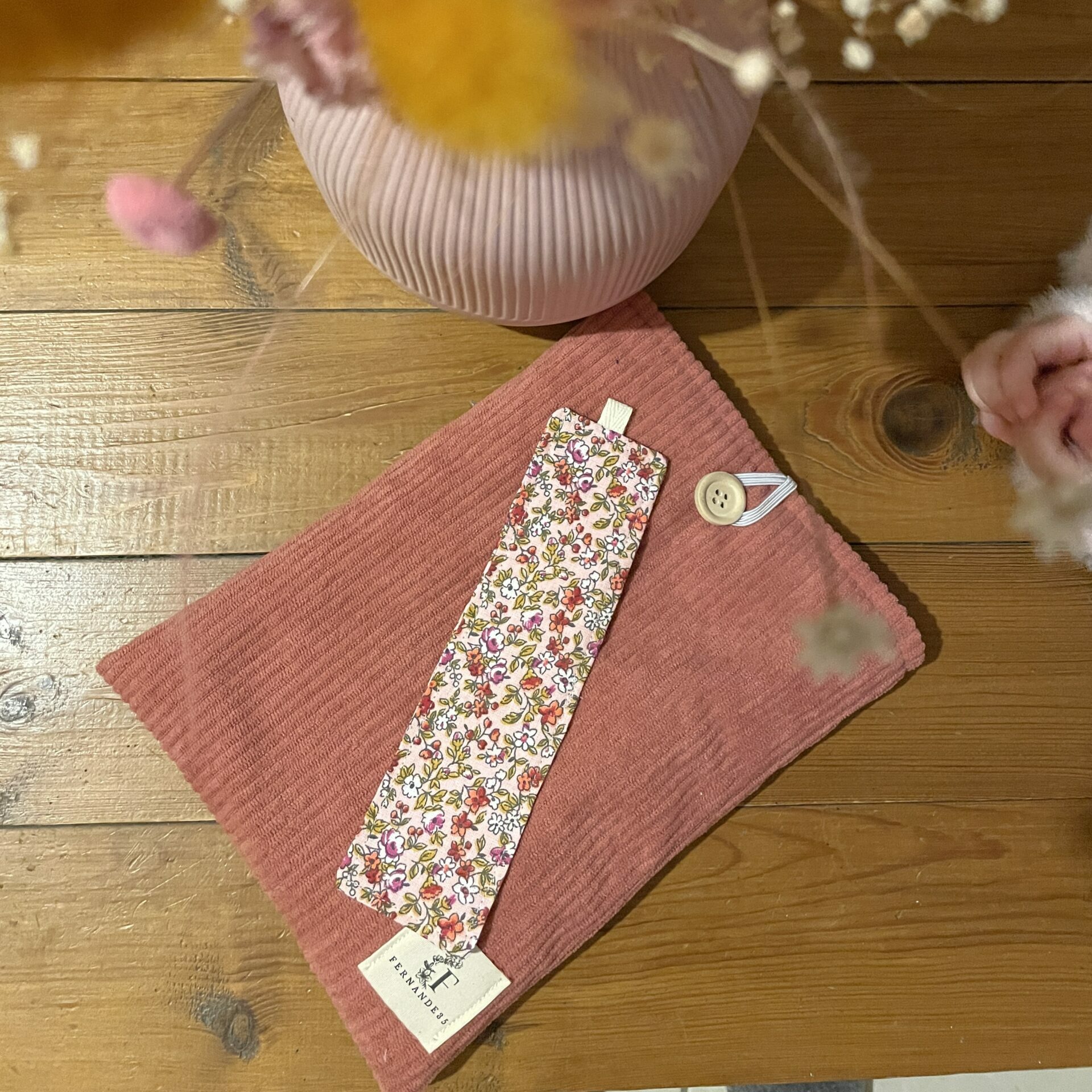 marque-page avec motifs de fleurs violettes