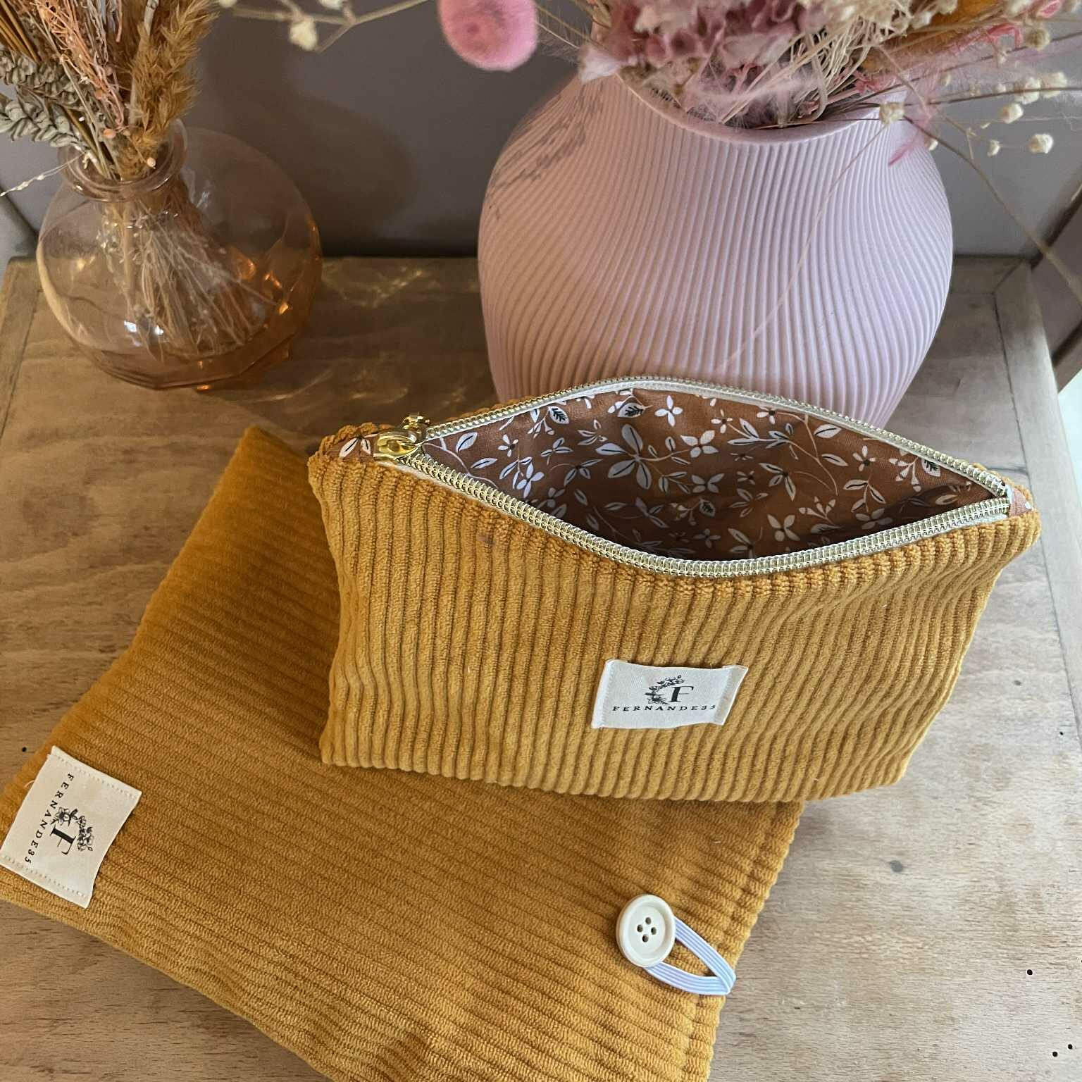 Pochette plate en velours côtelé moutarde et intérieur marron à fleurs