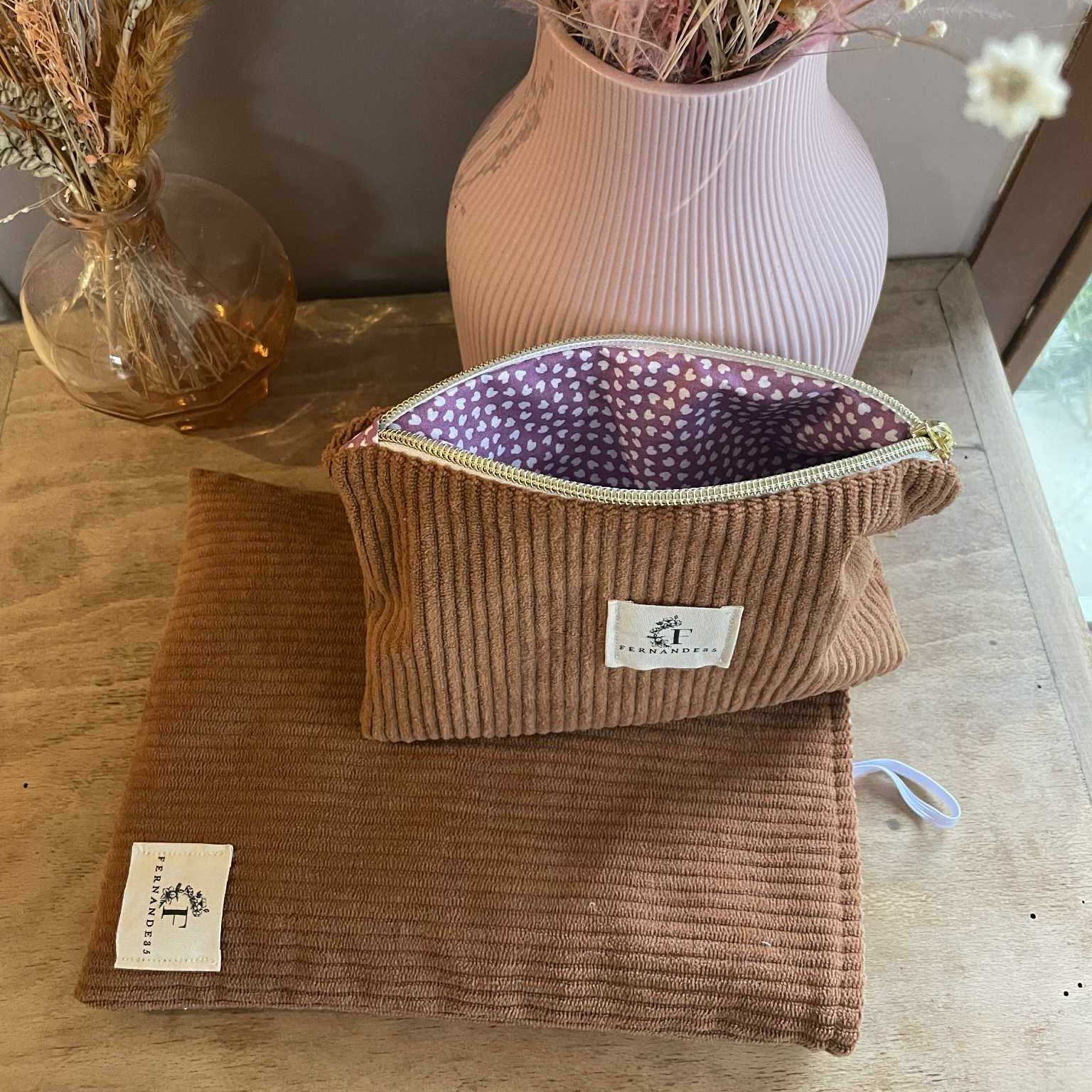 Pochette plate en velours côtelé marron et intérieur violet à coeurs