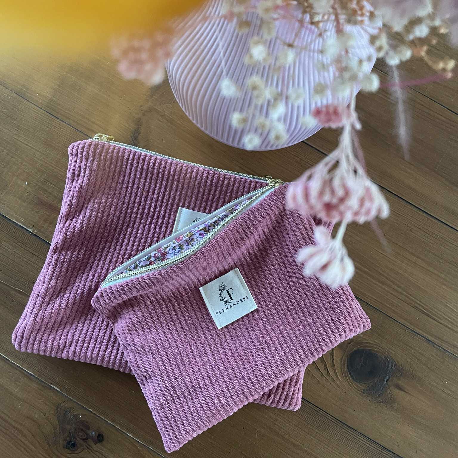 Pochette plate en velours côtelé violet